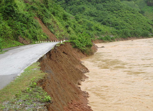 Flash floods cause damage in central province